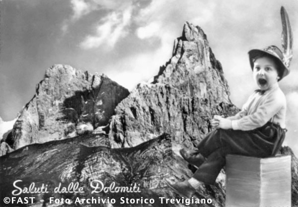 Ritratto di bambino con cappello da Alpino sullo sfondo delle Dolomiti